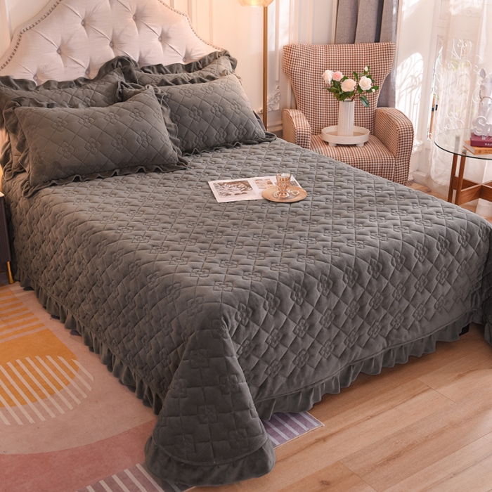 91家纺网 家纺一手货源 找家纺 甜之梦 2025新款纯色全棉夹棉防滑花边款床盖 深灰