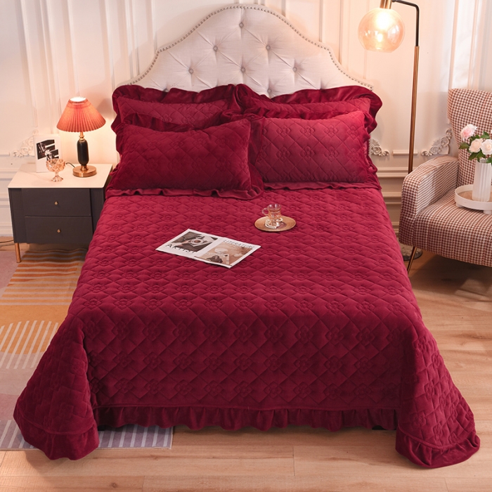 91家纺网 家纺一手货源 找家纺 甜之梦 2025新款纯色全棉夹棉防滑花边款床盖 洋酒红