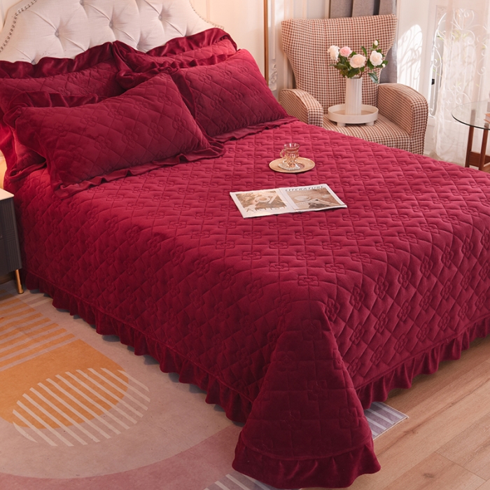 91家纺网 家纺一手货源 找家纺 甜之梦 2025新款纯色全棉夹棉防滑花边款床盖 洋酒红