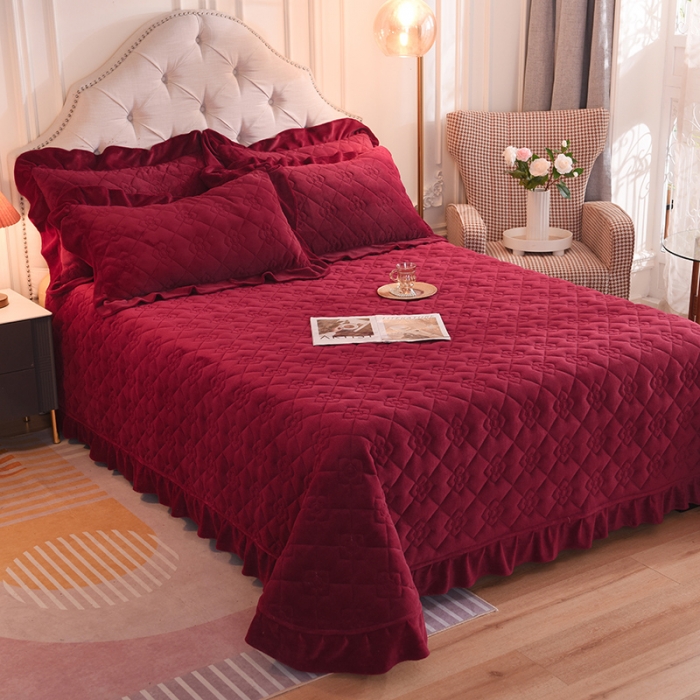 91家纺网 家纺一手货源 找家纺 甜之梦 2025新款纯色全棉夹棉防滑花边款床盖 洋酒红