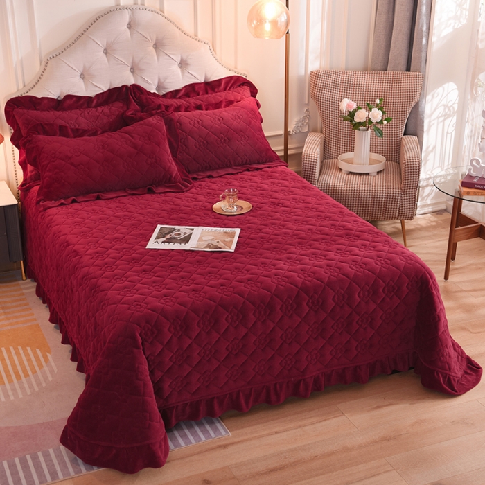 91家纺网 家纺一手货源 找家纺 甜之梦 2025新款纯色全棉夹棉防滑花边款床盖 洋酒红