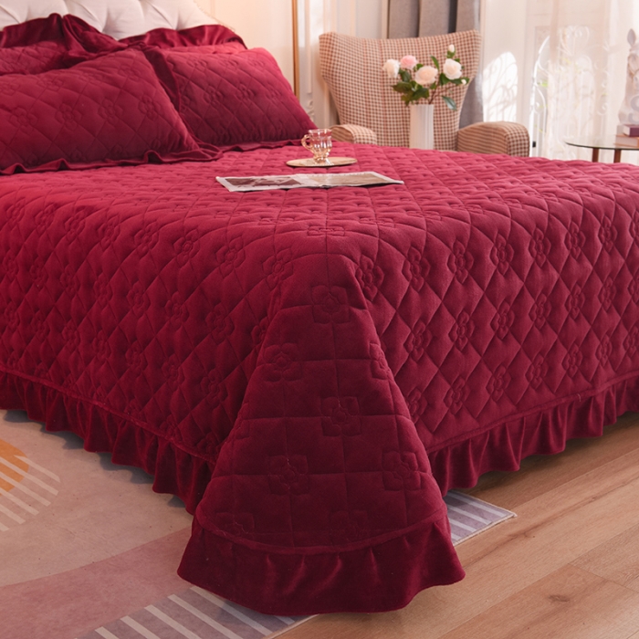 91家纺网 家纺一手货源 找家纺 甜之梦 2025新款纯色全棉夹棉防滑花边款床盖 洋酒红