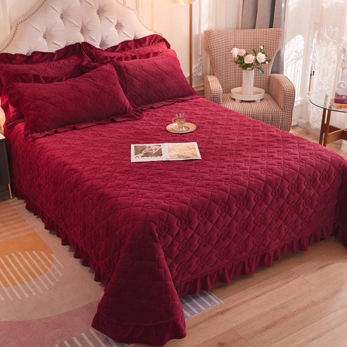 91家纺网 家纺一手货源 找家纺 甜之梦 2025新款纯色全棉夹棉防滑花边款床盖 洋酒红