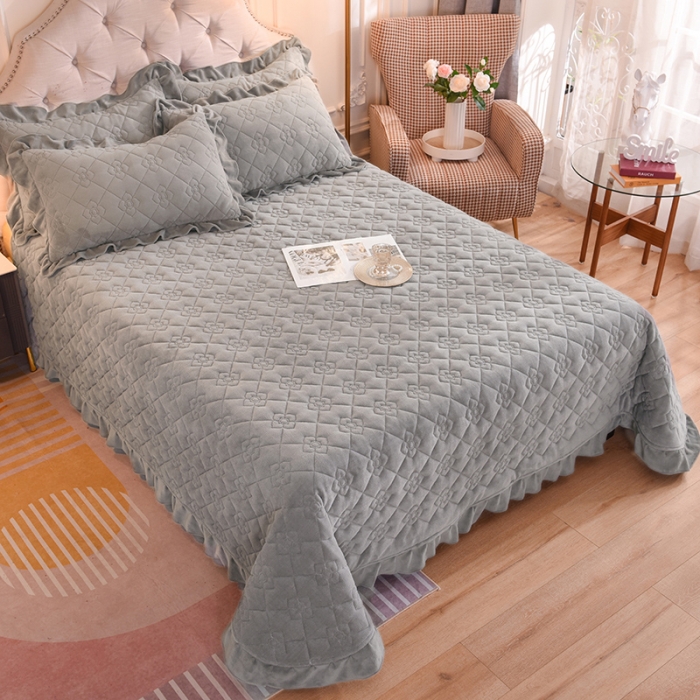 91家纺网 家纺一手货源 找家纺 甜之梦 2025新款纯色全棉夹棉防滑花边款床盖 银灰