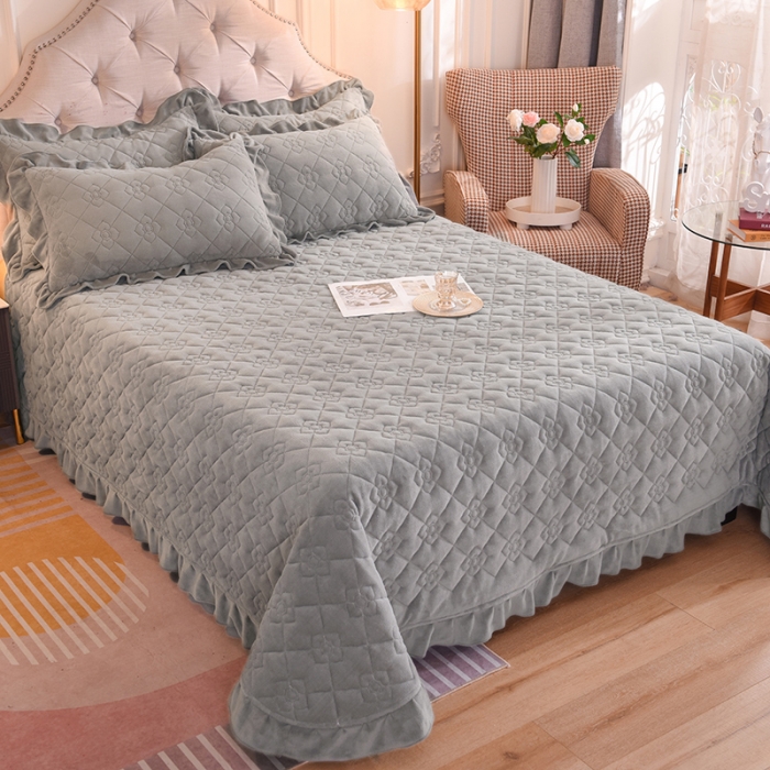 91家纺网 家纺一手货源 找家纺 甜之梦 2025新款纯色全棉夹棉防滑花边款床盖 银灰