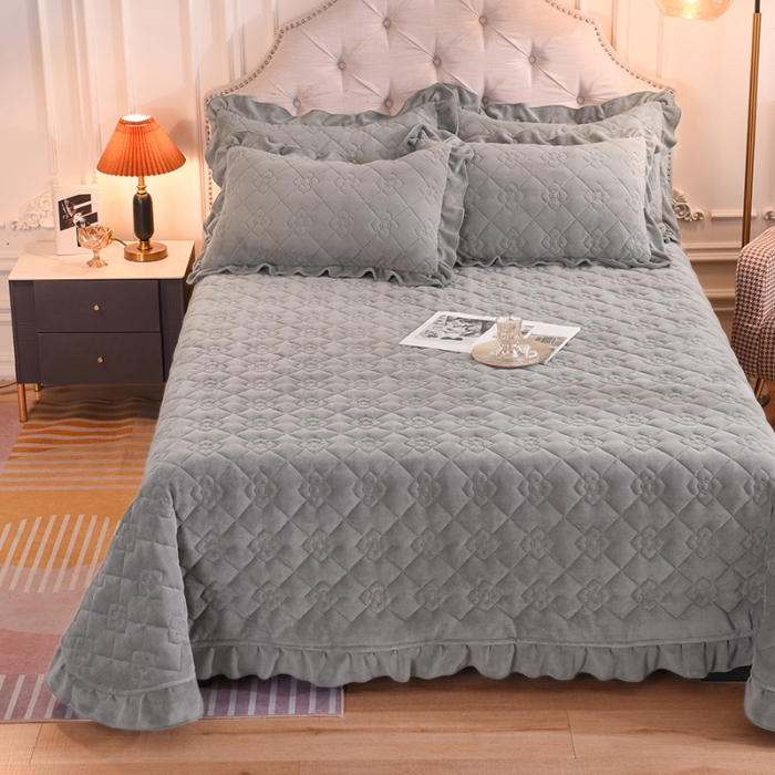 91家纺网 家纺一手货源 找家纺 甜之梦 2025新款纯色全棉夹棉防滑花边款床盖 银灰