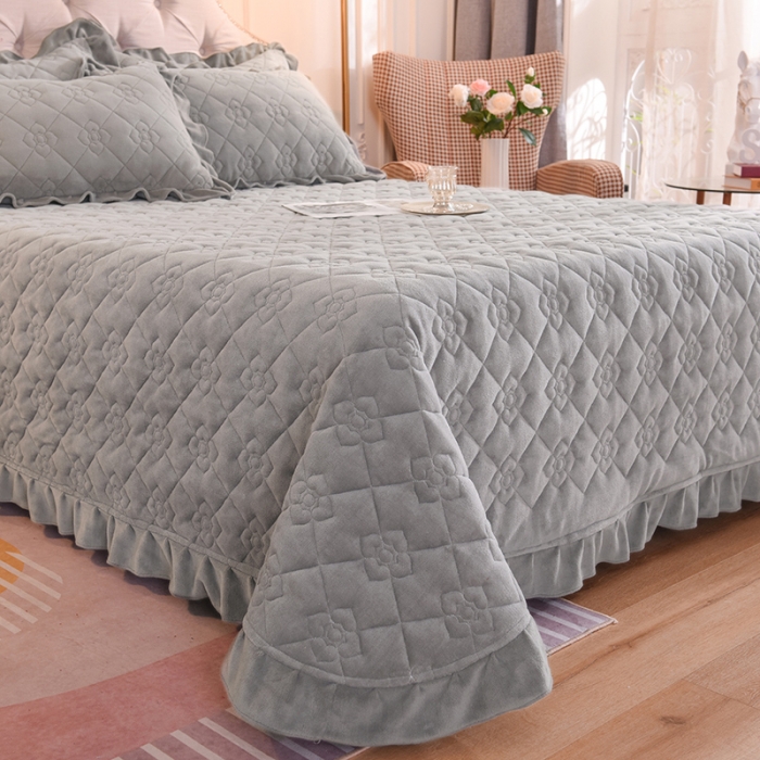 91家纺网 家纺一手货源 找家纺 甜之梦 2025新款纯色全棉夹棉防滑花边款床盖 银灰