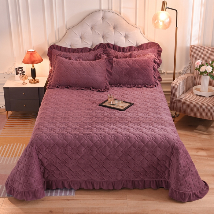 91家纺网 家纺一手货源 找家纺 甜之梦 2025新款纯色全棉夹棉防滑花边款床盖 紫豆沙