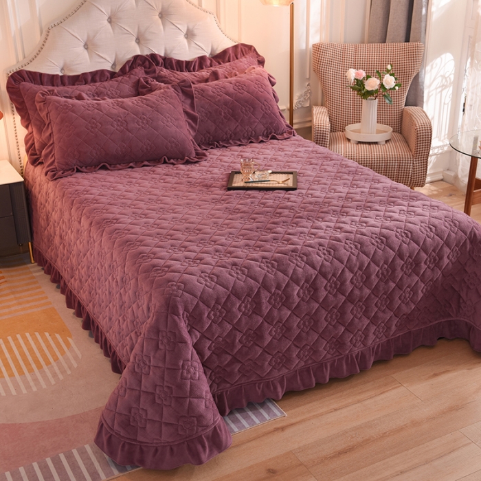 91家纺网 家纺一手货源 找家纺 甜之梦 2025新款纯色全棉夹棉防滑花边款床盖 紫豆沙
