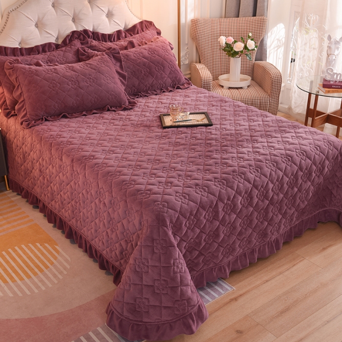 91家纺网 家纺一手货源 找家纺 甜之梦 2025新款纯色全棉夹棉防滑花边款床盖 紫豆沙