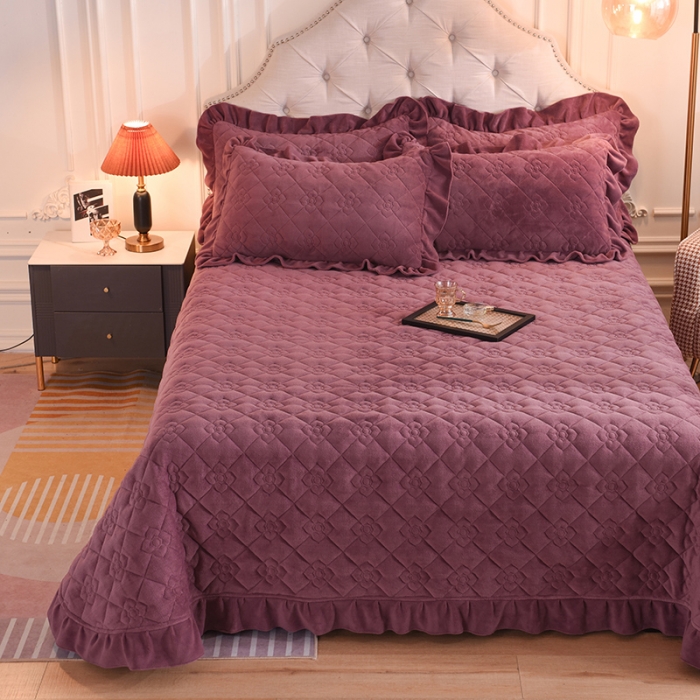 91家纺网 家纺一手货源 找家纺 甜之梦 2025新款纯色全棉夹棉防滑花边款床盖 紫豆沙