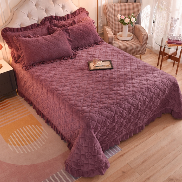 91家纺网 家纺一手货源 找家纺 甜之梦 2025新款纯色全棉夹棉防滑花边款床盖 紫豆沙