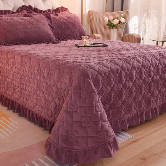 91家纺网 家纺一手货源 找家纺 甜之梦 2025新款纯色全棉夹棉防滑花边款床盖 紫豆沙