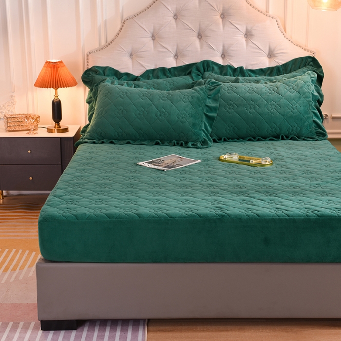 91家纺网 家纺一手货源 找家纺 甜之梦 2025新款牛奶绒夹棉防滑纯色床笠 墨绿