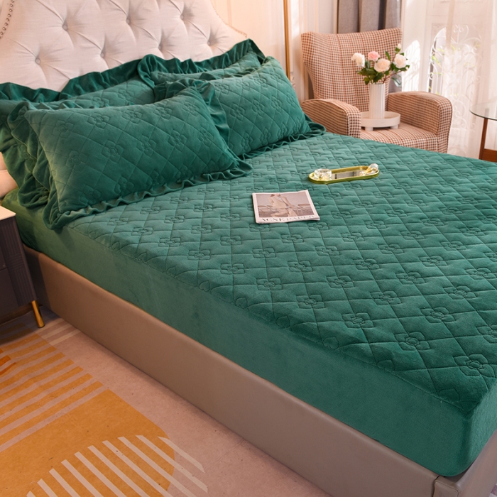 91家纺网 家纺一手货源 找家纺 甜之梦 2025新款牛奶绒夹棉防滑纯色床笠 墨绿