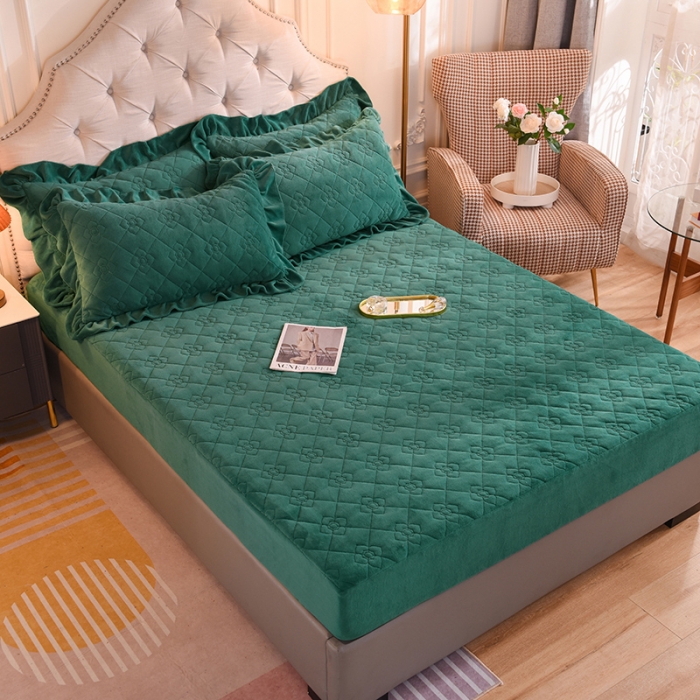 91家纺网 家纺一手货源 找家纺 甜之梦 2025新款牛奶绒夹棉防滑纯色床笠 墨绿