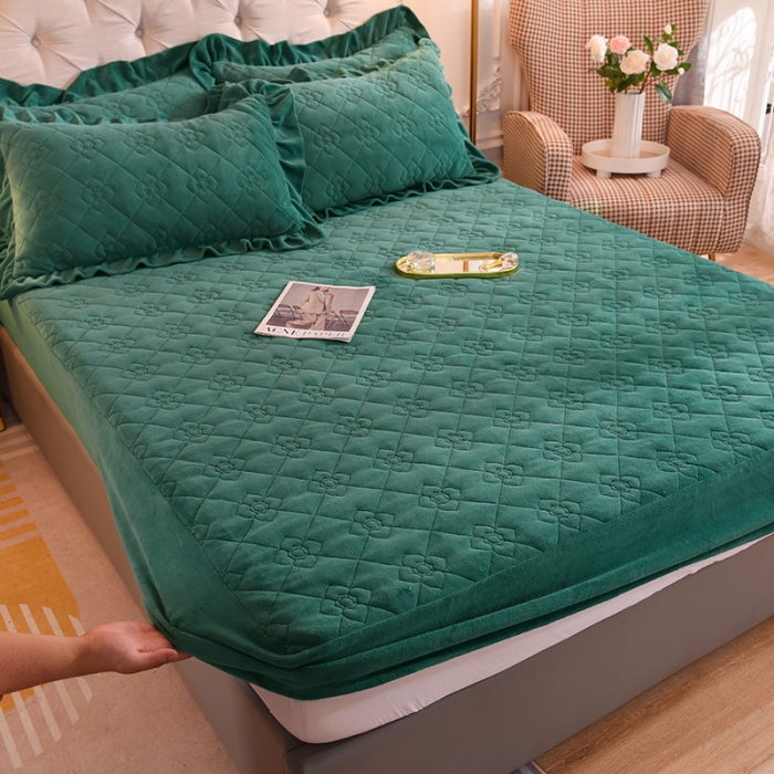 91家纺网 家纺一手货源 找家纺 甜之梦 2025新款牛奶绒夹棉防滑纯色床笠 墨绿