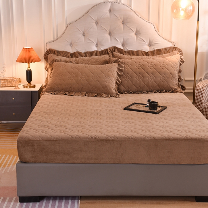 91家纺网 家纺一手货源 找家纺 甜之梦 2025新款牛奶绒夹棉防滑纯色床笠 奶茶咖