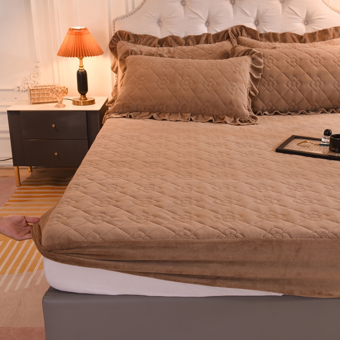 91家纺网 家纺一手货源 找家纺 甜之梦 2025新款牛奶绒夹棉防滑纯色床笠 奶茶咖