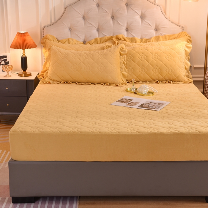 91家纺网 家纺一手货源 找家纺 甜之梦 2025新款牛奶绒夹棉防滑纯色床笠 嫩黄