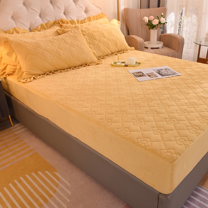 91家纺网 家纺一手货源 找家纺 甜之梦 2025新款牛奶绒夹棉防滑纯色床笠 嫩黄