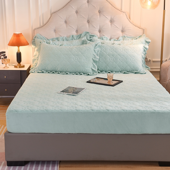 91家纺网 家纺一手货源 找家纺 甜之梦 2025新款牛奶绒夹棉防滑纯色床笠 嫩绿