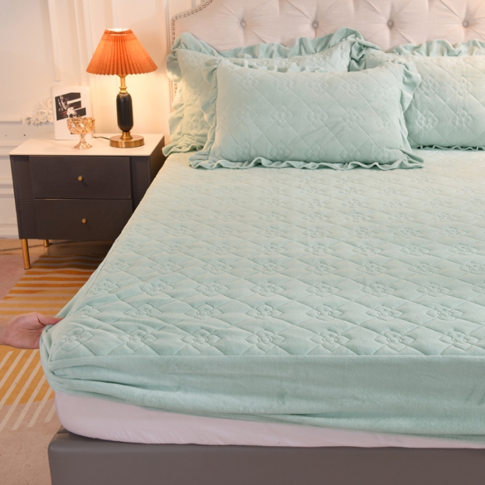 91家纺网 家纺一手货源 找家纺 甜之梦 2025新款牛奶绒夹棉防滑纯色床笠 嫩绿