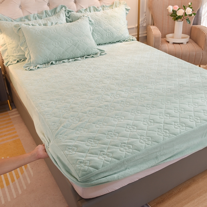 91家纺网 家纺一手货源 找家纺 甜之梦 2025新款牛奶绒夹棉防滑纯色床笠 嫩绿