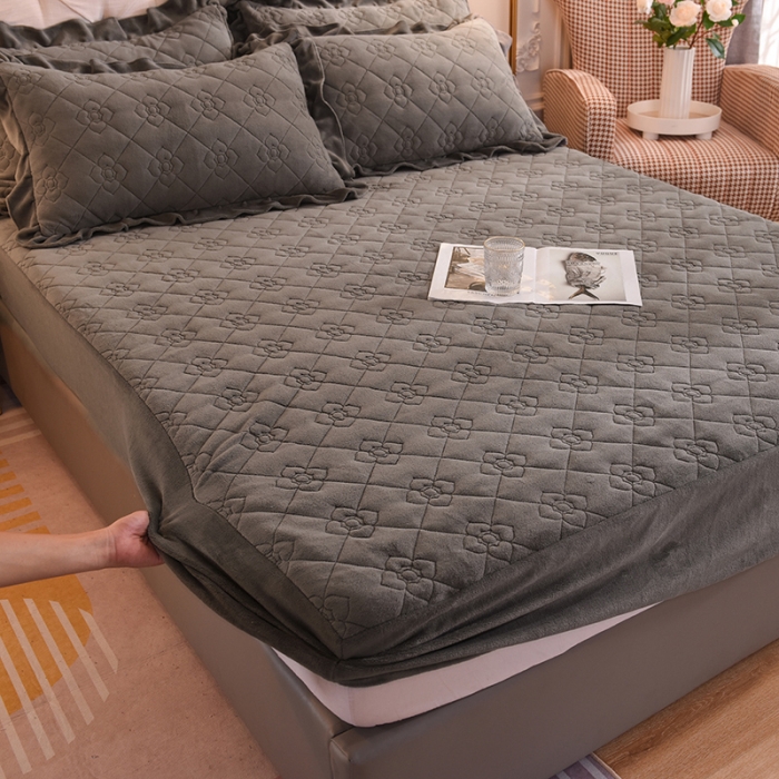 91家纺网 家纺一手货源 找家纺 甜之梦 2025新款牛奶绒夹棉防滑纯色床笠 深灰