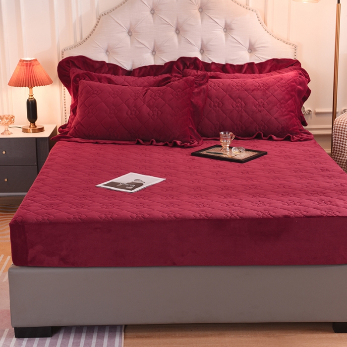 91家纺网 家纺一手货源 找家纺 甜之梦 2025新款牛奶绒夹棉防滑纯色床笠 洋酒红