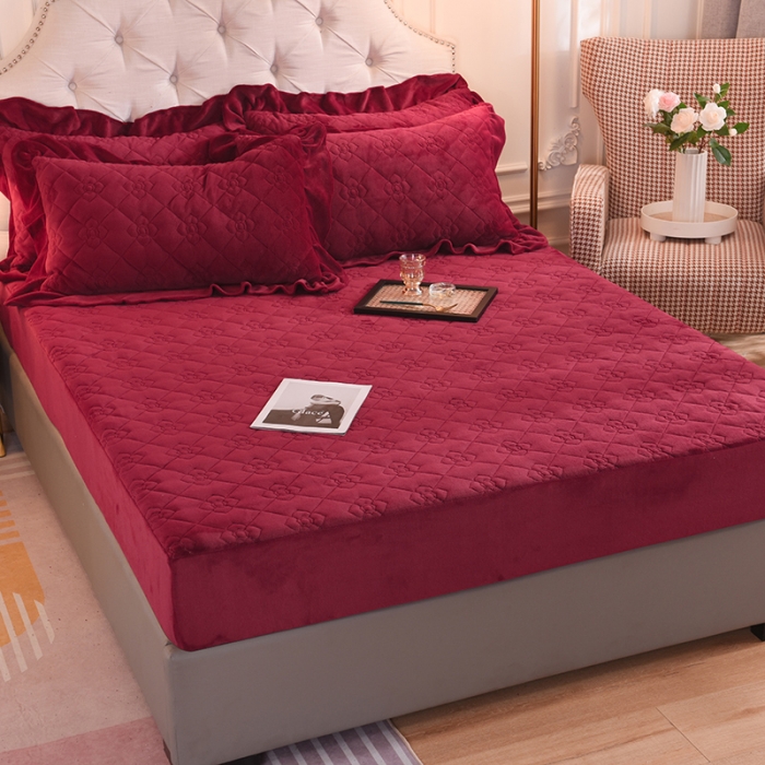 91家纺网 家纺一手货源 找家纺 甜之梦 2025新款牛奶绒夹棉防滑纯色床笠 洋酒红