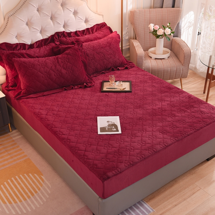 91家纺网 家纺一手货源 找家纺 甜之梦 2025新款牛奶绒夹棉防滑纯色床笠 洋酒红