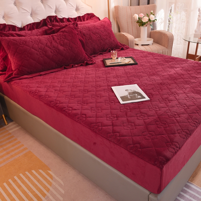 91家纺网 家纺一手货源 找家纺 甜之梦 2025新款牛奶绒夹棉防滑纯色床笠 洋酒红