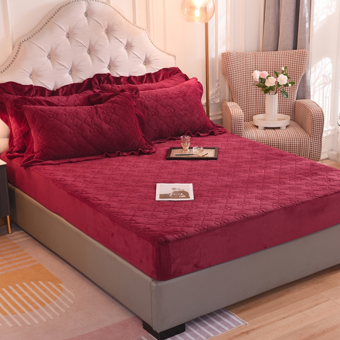 91家纺网 家纺一手货源 找家纺 甜之梦 2025新款牛奶绒夹棉防滑纯色床笠 洋酒红