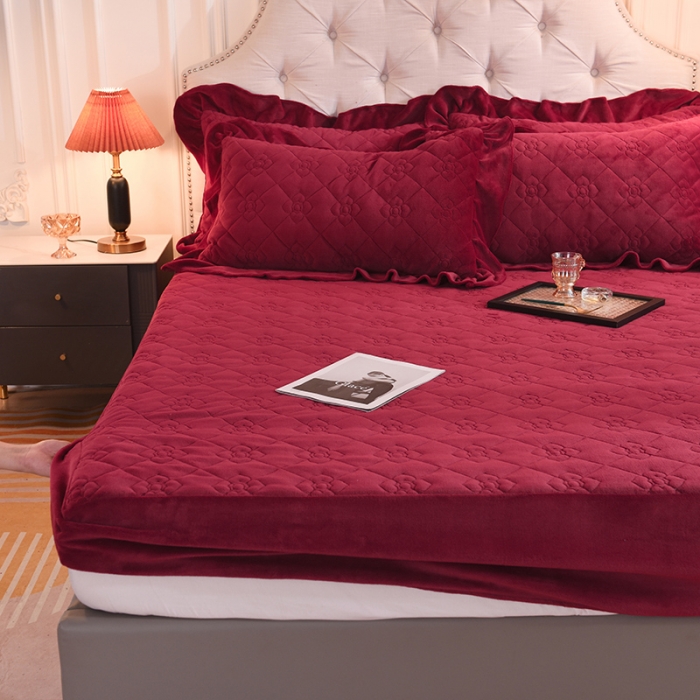 91家纺网 家纺一手货源 找家纺 甜之梦 2025新款牛奶绒夹棉防滑纯色床笠 洋酒红