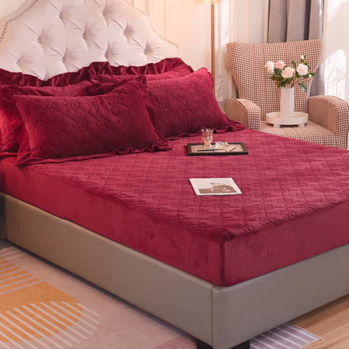 91家纺网 家纺一手货源 找家纺 甜之梦 2025新款牛奶绒夹棉防滑纯色床笠 洋酒红