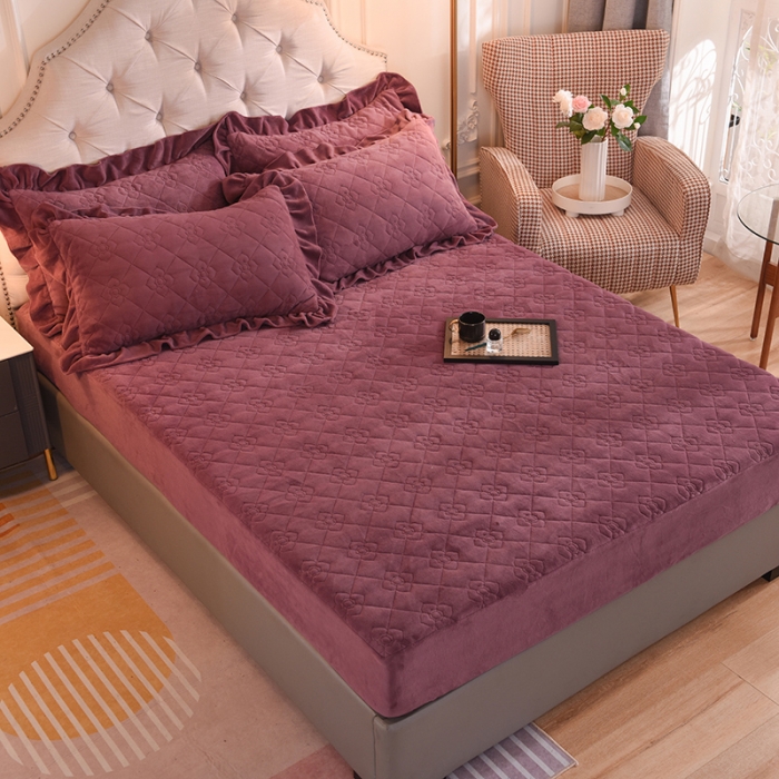 91家纺网 家纺一手货源 找家纺 甜之梦 2025新款牛奶绒夹棉防滑纯色床笠 紫豆沙