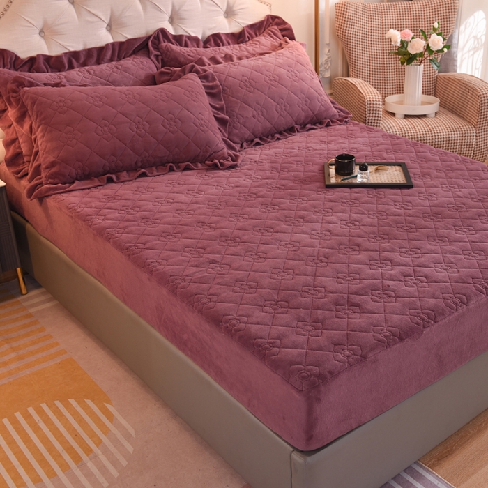 91家纺网 家纺一手货源 找家纺 甜之梦 2025新款牛奶绒夹棉防滑纯色床笠 紫豆沙