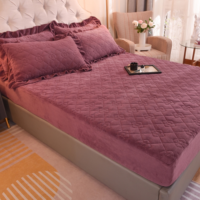 91家纺网 家纺一手货源 找家纺 甜之梦 2025新款牛奶绒夹棉防滑纯色床笠 紫豆沙