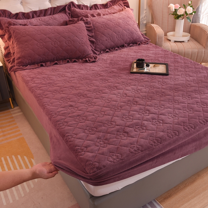 91家纺网 家纺一手货源 找家纺 甜之梦 2025新款牛奶绒夹棉防滑纯色床笠 紫豆沙