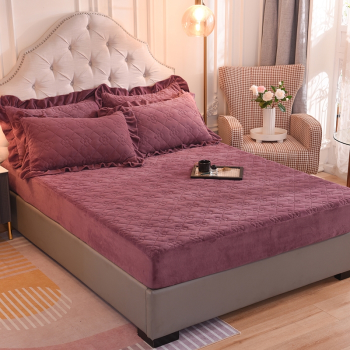 91家纺网 家纺一手货源 找家纺 甜之梦 2025新款牛奶绒夹棉防滑纯色床笠 紫豆沙