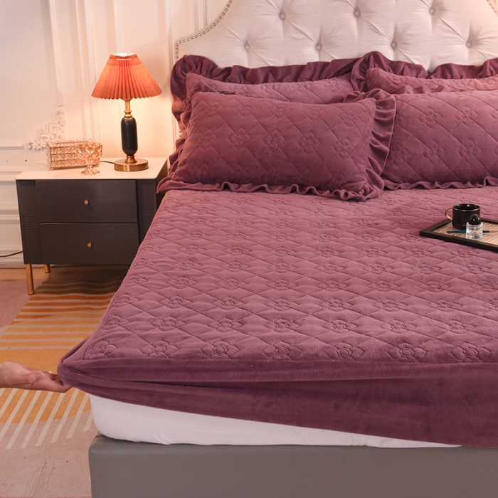 91家纺网 家纺一手货源 找家纺 甜之梦 2025新款牛奶绒夹棉防滑纯色床笠 紫豆沙
