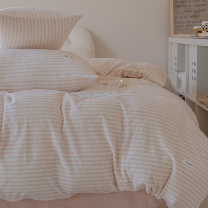 91家纺网 家纺一手货源 找家纺 洋铭区 2021新款ab版牛奶绒布丁绒四件套 布丁粉