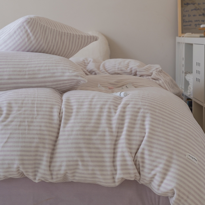 91家纺网 家纺一手货源 找家纺 洋铭区 2021新款ab版牛奶绒布丁绒四件套 布丁紫