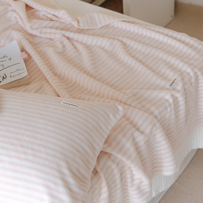 91家纺网 家纺一手货源 找家纺 （总）洋铭区 2021新款牛奶绒彩虹条毯子系列