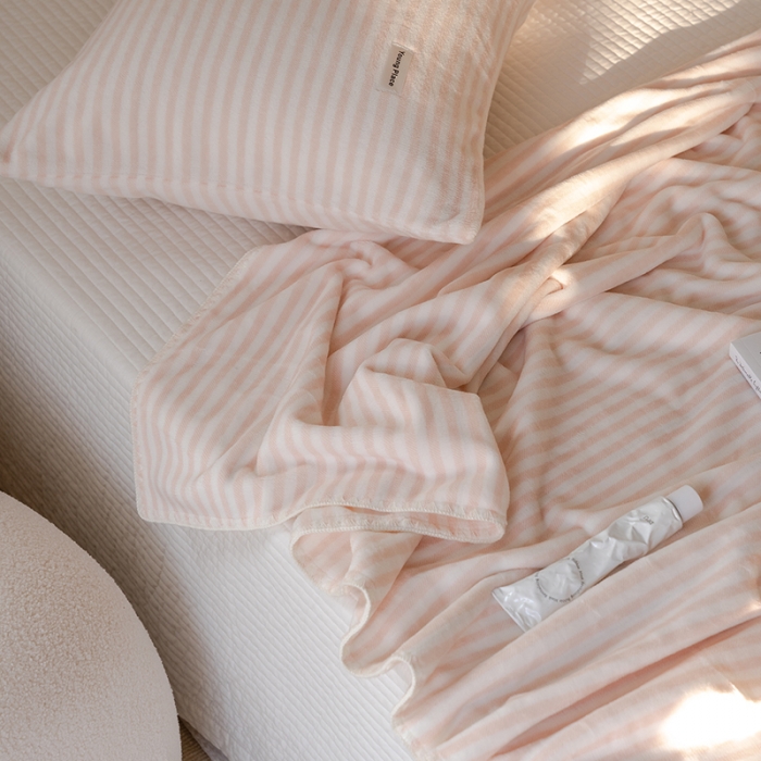 91家纺网 家纺一手货源 找家纺 （总）洋铭区 2021新款牛奶绒彩虹条毯子系列