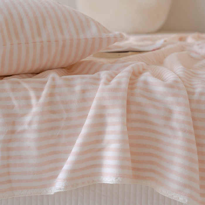 91家纺网 家纺一手货源 找家纺 洋铭区 2021新款牛奶绒彩虹条毯子系列 彩虹粉