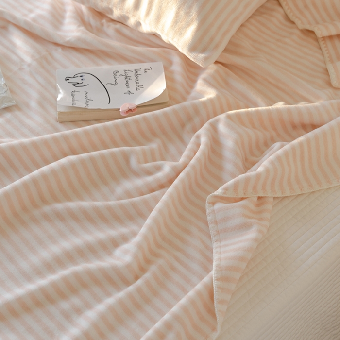 91家纺网 家纺一手货源 找家纺 洋铭区 2021新款牛奶绒彩虹条毯子系列 彩虹粉