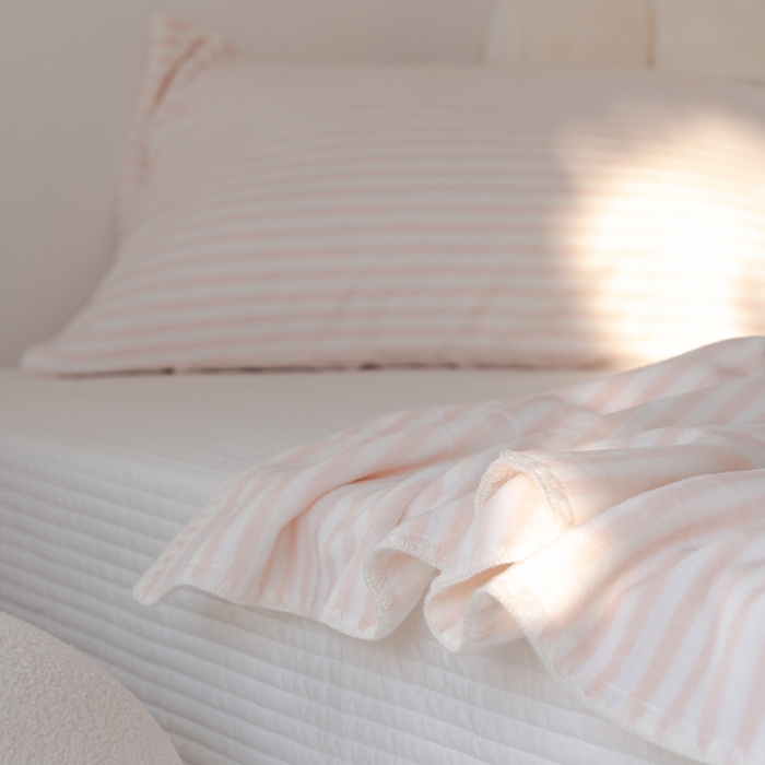 91家纺网 家纺一手货源 找家纺 洋铭区 2021新款牛奶绒彩虹条毯子系列 彩虹粉