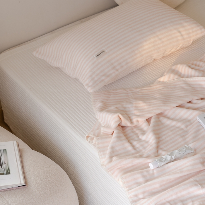 91家纺网 家纺一手货源 找家纺 洋铭区 2021新款牛奶绒彩虹条毯子系列 彩虹粉